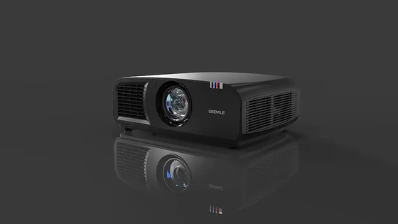 Proiettore 4K DLP da 12000 lumen con tiro corto per grandi sale cinematografiche all'aperto