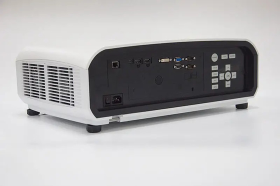 Proiettore 4K DLP da 12000 lumen con tiro corto per grandi sale cinematografiche all'aperto