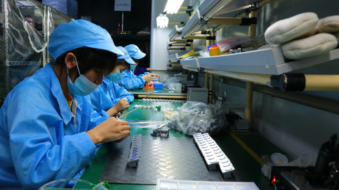 Flyin 2025 Proiettore laser 3LCD 4K professionale 7200 Ansi Lumens Ultra Hd 3840x2160 Alta luminosit&agrave; Per l'educazione aziendale Grandi locali Saloni da banchetto Sceneggi 15